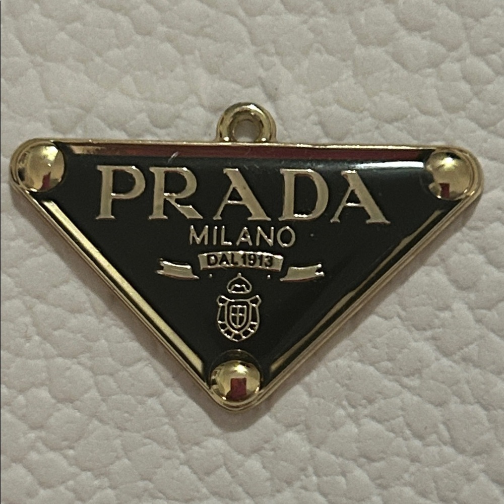 Fashion Jewelry Black and Gold Zipper Pull Charm/ Pendant